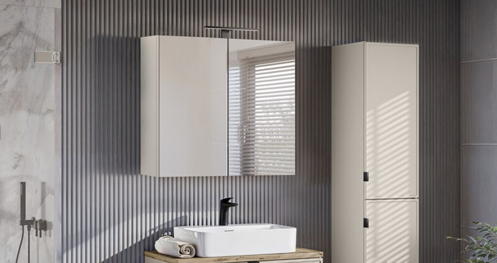 Fürdőszobai tükrös szekrény – 90 cm 3 ajtós, Cikkszám PLATINUM 840 FSC Fürdőszoba tükörszekrény modern enteriőrben, fehér tükrös ajtókkal