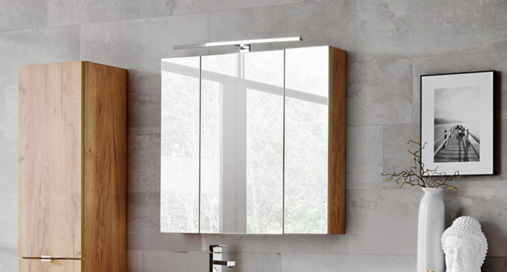 Fürdőszobai tükrös szekrény – 90 cm 3 ajtós, Cikkszám PLATINUM 840 FSC Tükrös szekrény háromajtós kivitelben, felső tükörlámpával és fa oldallal