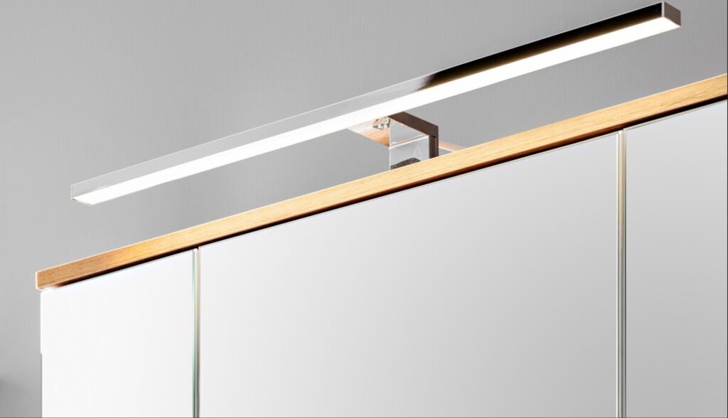 Fürdőszobai tükrös szekrény – 90 cm 3 ajtós, Cikkszám PLATINUM 840 FSC Tükörszekrény világítással – modern LED tükörlámpa közelkép