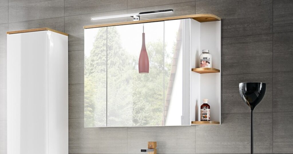 Fürdőszobai tükrös szekrény – 90 cm 3 ajtós, Cikkszám PLATINUM 840 FSC Fürdőszobai tükrös szekrény oldalsó polcokkal és felső lámpával, modern falburkolaton