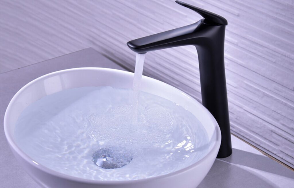 Mosdó csaptelep – NIAGARA UM 03 BLACK 86001B Matt fekete mosdó csaptelep működés közben – vízsugár tálmosdóba