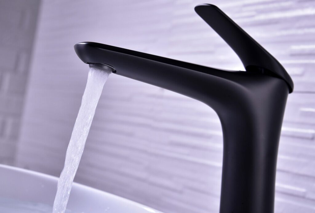 Mosdó csaptelep – NIAGARA UM 03 BLACK 86001B Közelkép matt fekete csaptelepről – modern mosdó csaptelep