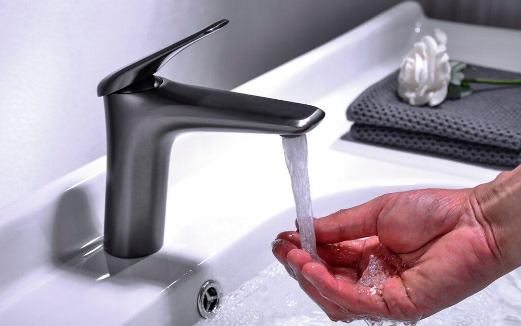 Mosdó csaptelep – NIAGARA UM 03 BLACK 86001B Sötét grafit mosdó csaptelep használat közben – csaptelep a mosdón