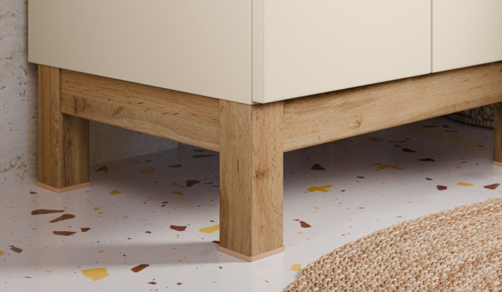 NOVA WHITE mosdószekrény 80 cm, 2 ajtó – NOVA WHITE 82-80-2D Fa lábazat és bútorláb részlet mosdós szekrény alatt, természetes tölgy hatás