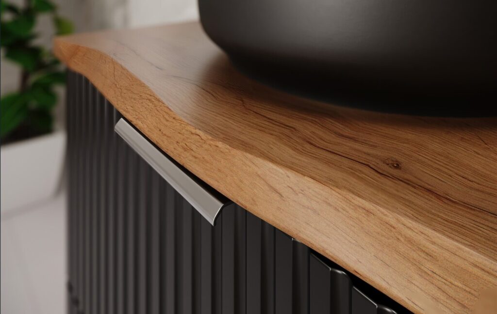 Mosdószekrény pultlap fa hatású, íves előlappal és fekete tálmosdóval – közeli részlet