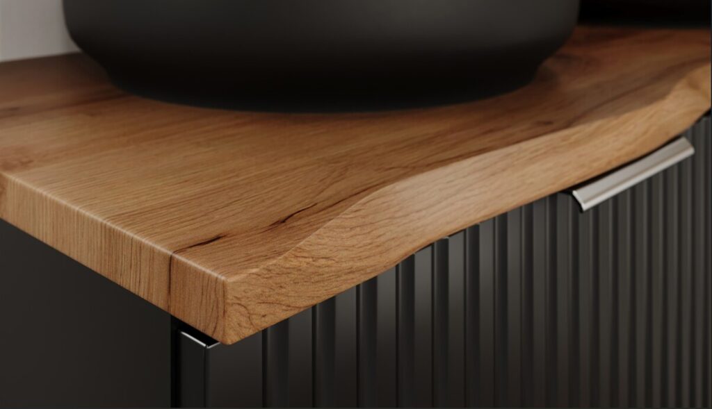 Fa hatású fürdőszoba pultlap sarokrészlet, fekete tálmosdóval és sötét mosdószekrénnyel