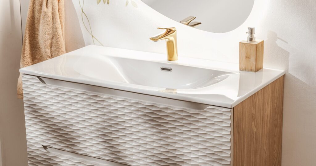 Süllyesztett mosdó – Bútorba építhető mosdó egymedencés 60 cm – Fehér Mat SKY 1 60 MATT WHITE ( E-8099-60 )-SM Süllyesztett mosdó fehér fürdőszobabútoron, arany csapteleppel és fa oldallappal