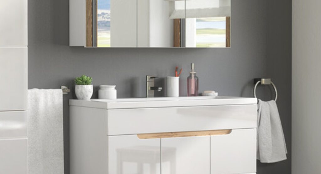 Süllyesztett mosdó – Bútorba építhető mosdó egymedencés 60 cm – Fehér Mat SKY 1 60 MATT WHITE ( E-8099-60 )-SM Pultba süllyesztett mosdó széles fehér mosdószekrényen, fa fogantyú részlettel