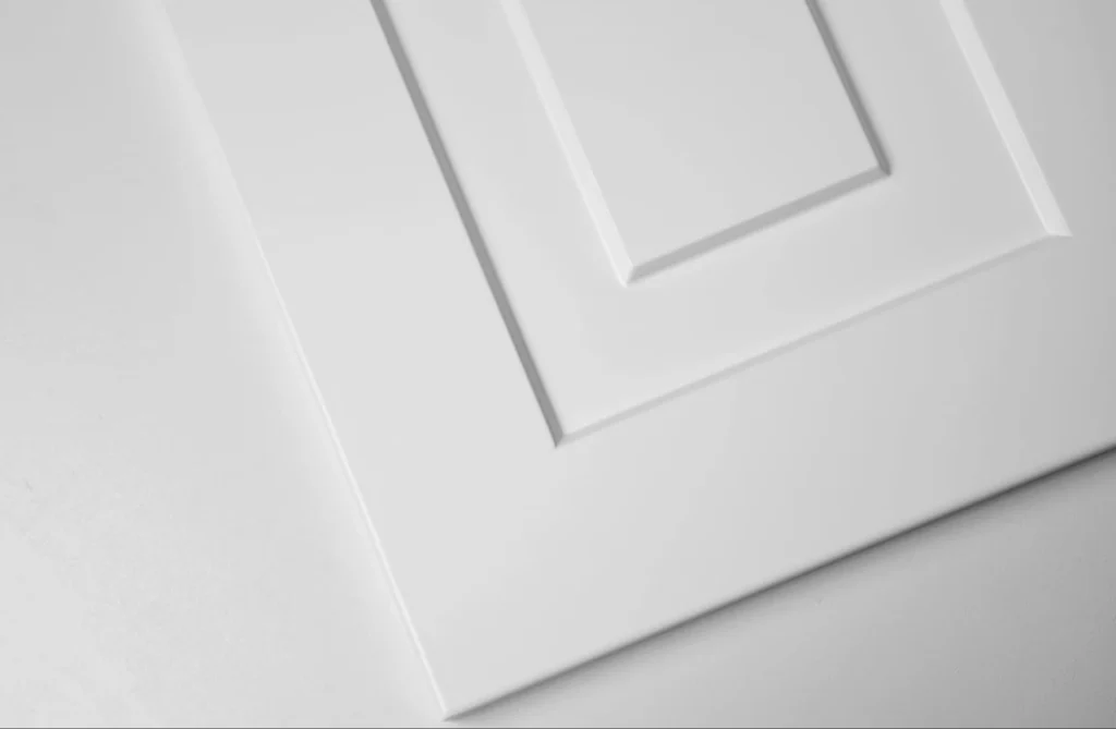 RIMINI KONYHABÚTOR (D13U) VAK SAROK 1 AJTÓS SAROK szekrény RIMINI konyhabútor fehér festett front közeli részlet marásmintával