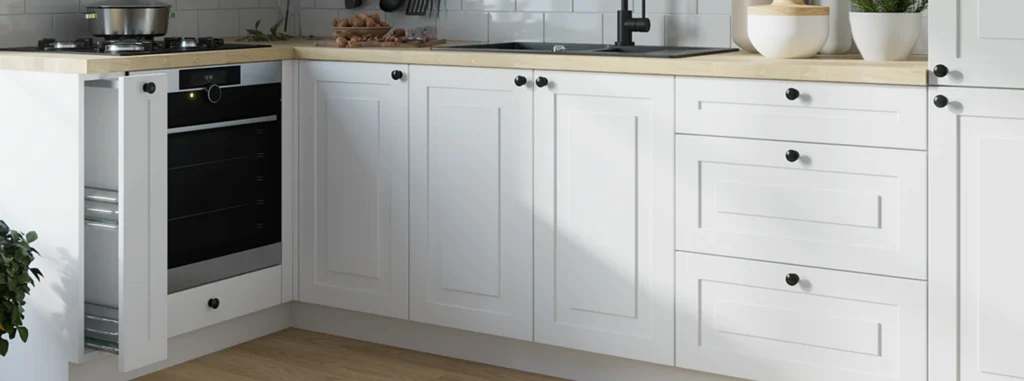 RIMINI KONYHABÚTOR (D13U) VAK SAROK 1 AJTÓS SAROK szekrény RIMINI konyhabútor fehér alsó elemek és sütő körüli részlet közelről