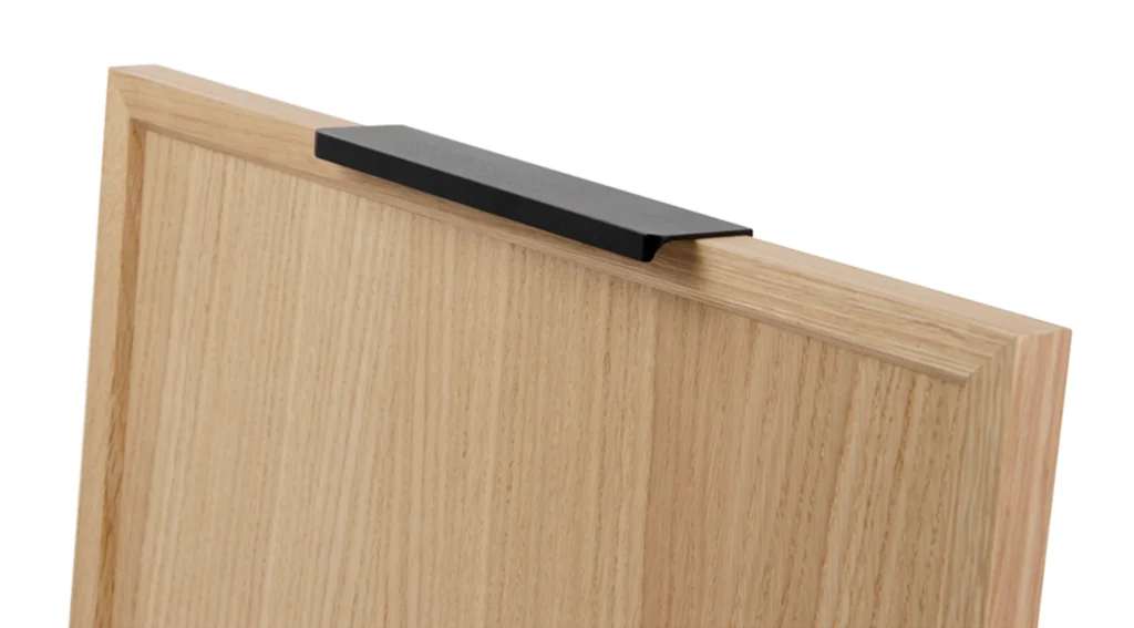 WOOD NATURA KONYHABÚTOR Magas 40es cargokosaras elem(1D14K40 ) WOOD NATURA natúr fa furnéros front fekete fogantyúval közelről