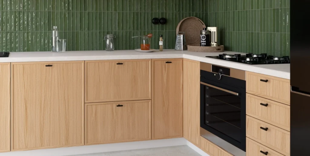 WOOD NATURA KONYHABÚTOR Magas 40es cargokosaras elem(1D14K40 ) WOOD NATURA sarok konyhabútor zöld csempés háttérrel közelről