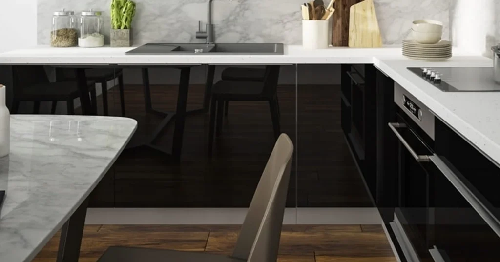 ESSEN KONYHABÚTOR Magas 40es cargokosaras elem(1D14K40 ) ESSEN fekete magasfényű konyhabútor közeli részlet téglafal háttérrel