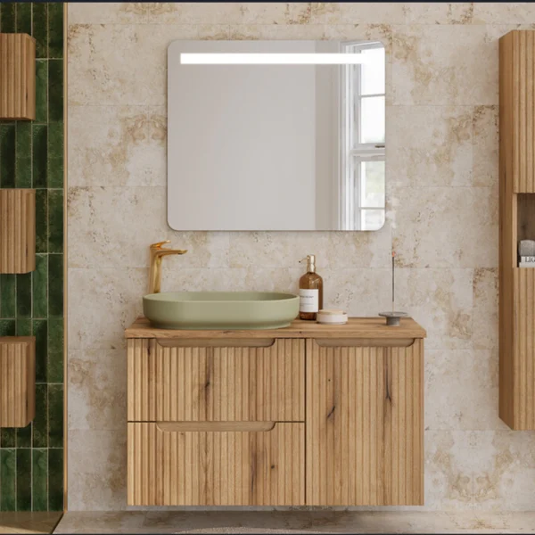 Nova Coast Evoke modern fürdőszoba bútor zöld falburkolattal és pultmosdós összeállítással