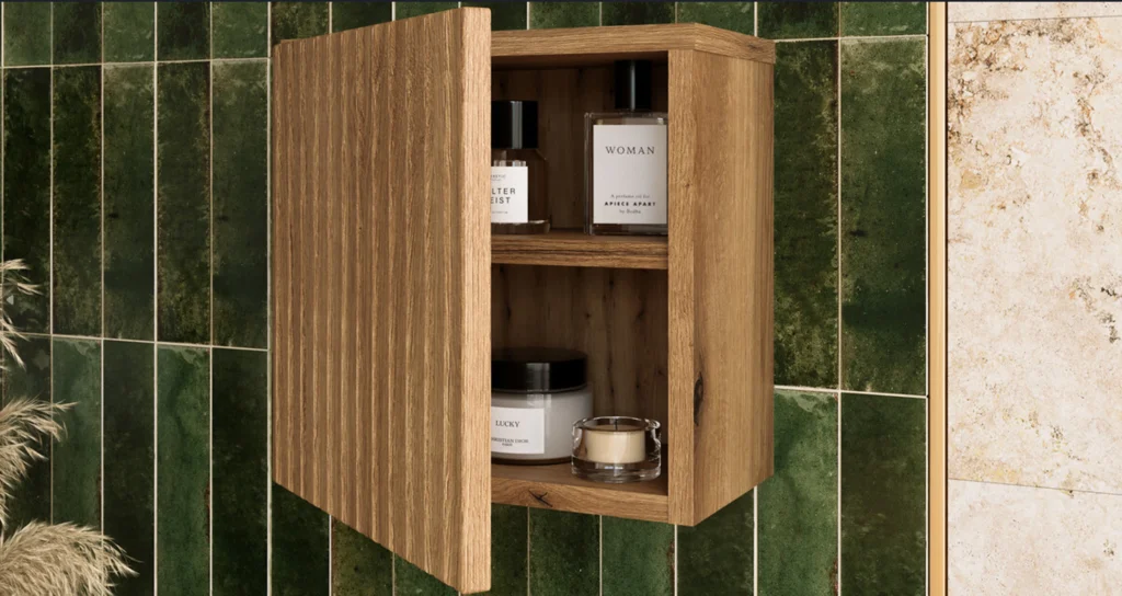 NOVA COAST EVOKE komplett fürdőszoba bútor szett 80 cm – SKY mosdóval – SET-NOCE 80CM S SKY 3 Nova Coast Evoke faliszekrény nyitott ajtóval zöld burkolat előtt