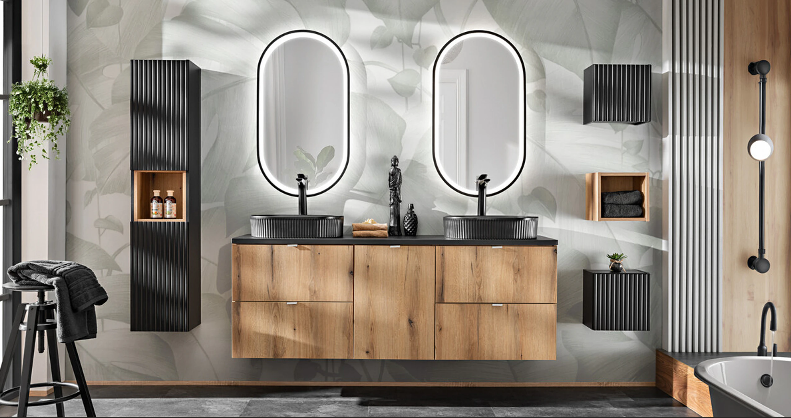 NOVA OAK fürdőszoba bútor dupla mosdós pulttal, fekete faliszekrényekkel és ovális tükrökkel