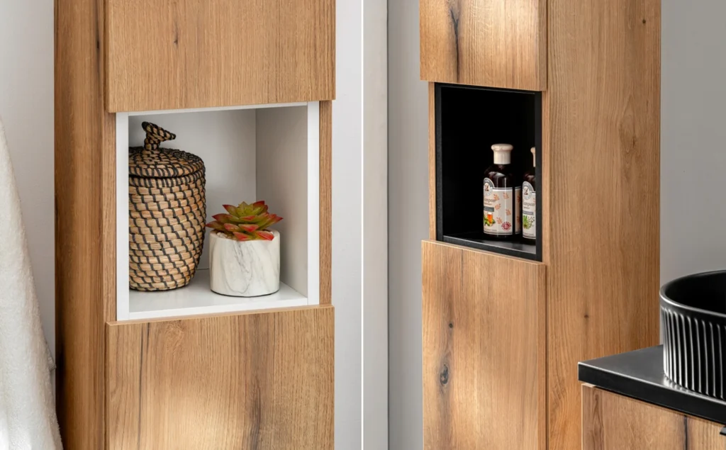 NOVA OAK magas szekrény nyitott polcos részlete dekorációval