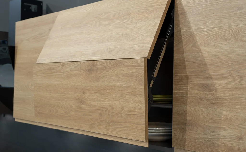 TREVISO ELEMES KONYHABÚTOR 1-ajtós szekrény 60 cm_JOBBOS(D1D 60 P) TREVISO konyhabútor felső felnyíló szekrényének közeli részlete fa hatású fronttal