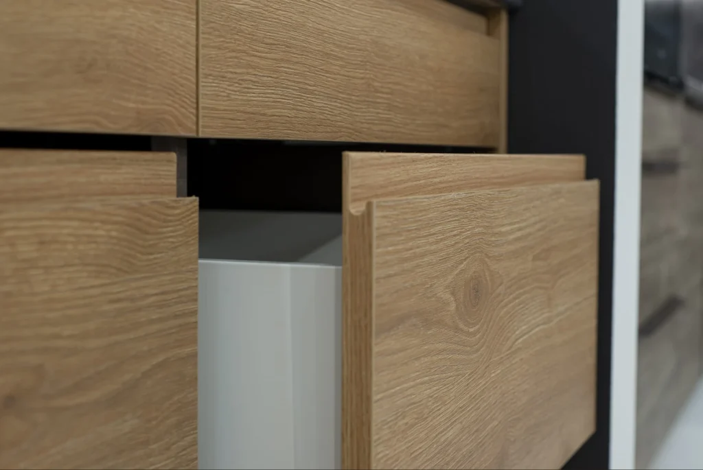 TREVISO ELEMES KONYHABÚTOR 1-ajtós szekrény 60 cm_JOBBOS(D1D 60 P) TREVISO konyhabútor részben kihúzott fiókjának közeli képe mart fogantyús fronttal