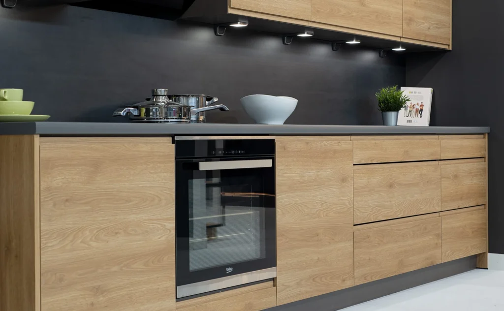 TREVISO ELEMES KONYHABÚTOR 1-ajtós szekrény 60 cm_JOBBOS(D1D 60 P) TREVISO konyhabútor alsó elemei sütővel és fiókos tárolóval sötét hátfal előtt