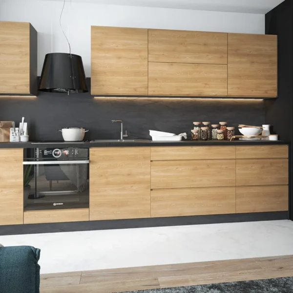 TREVISO konyhabútor egyenes összeállítása fa hatású frontokkal és fekete páraelszívóval