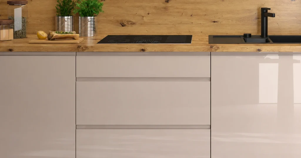 CARRINI KONYHABÚTOR CASHMERE MAGASFÉNYŰ AKRYL D1ZA60 1 FIÓKOS mosogatós szekrény 60 cm CARRINI cashmere alsó konyhabútor fiókos elemmel, fekete főzőlappal és modern pulttal