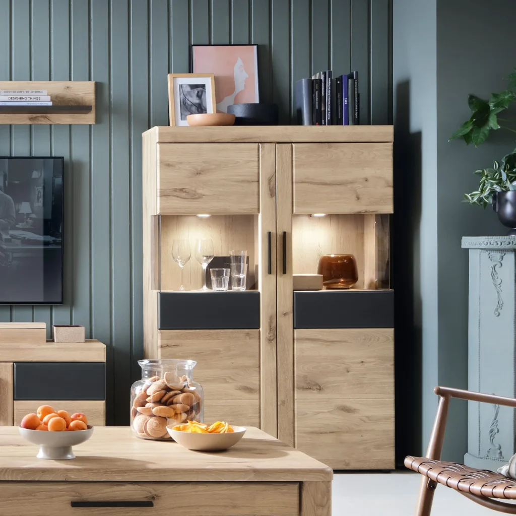 GRANO GRNV03 alacsony vitrin Viking tölgy és Space Grey színben, nappali enteriőr – alacsony nappali vitrin