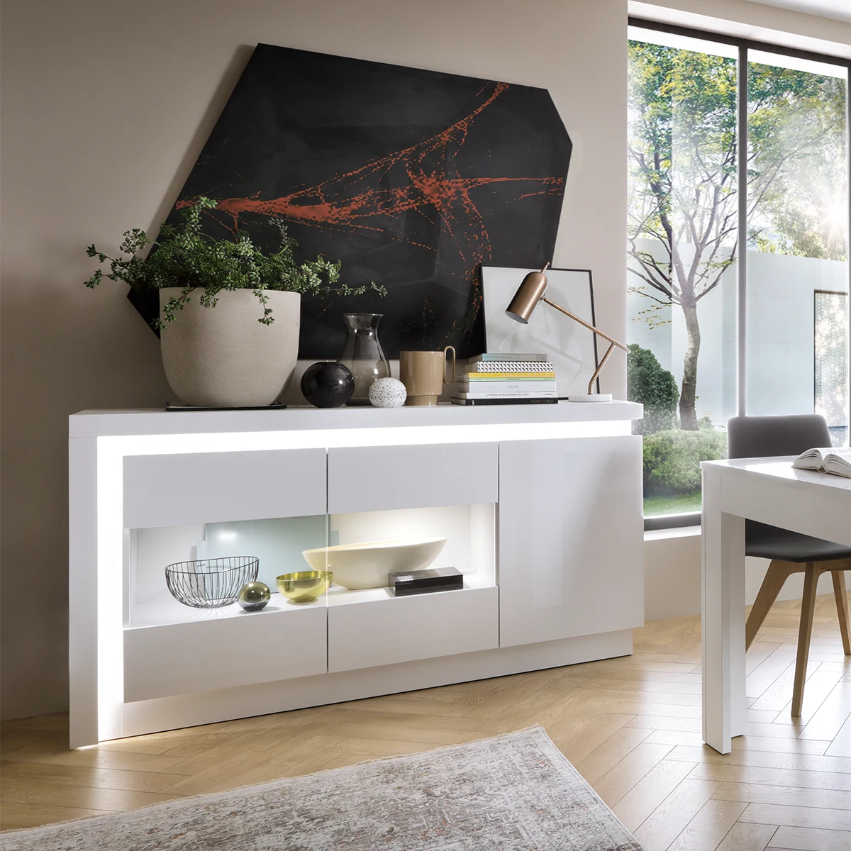 LYON WHITE LYOK02 üveges komód LYON WHITE LYOK02 üveges komód modern fehér enteriőr