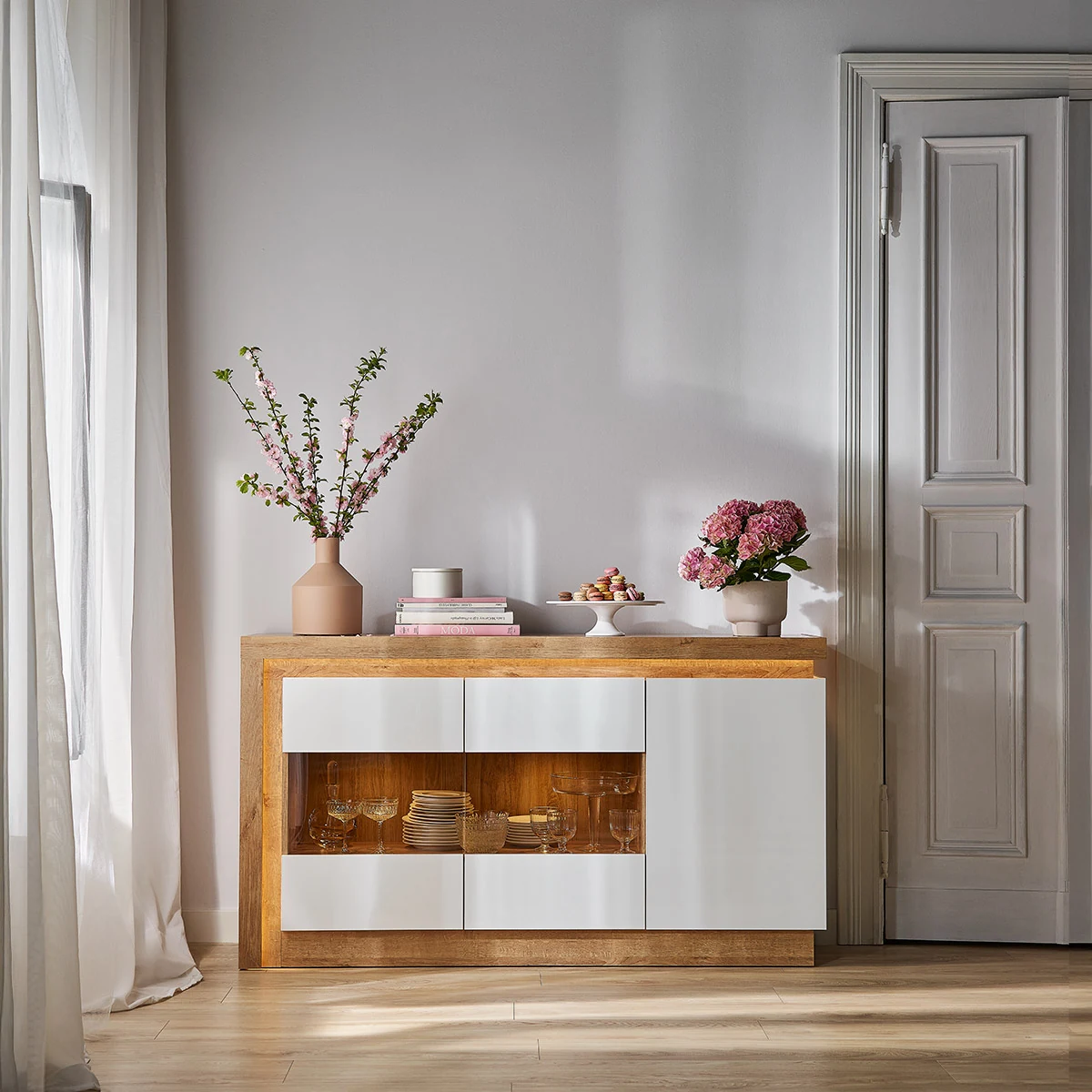 LYON JASNY LYOB01 íróasztal LYON JASNY üveges komód modern enteriőrben